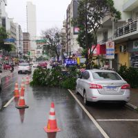 Temporal danifica casas e cancela aulas em BC 