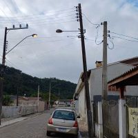 Poste prestes a cair preocupa moradores