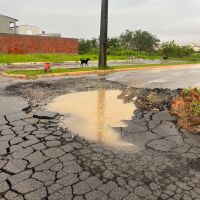 Trânsito de caminhões abre buraqueira