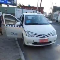 Taxista atrapalha passagem de pedestres no ferry-boat