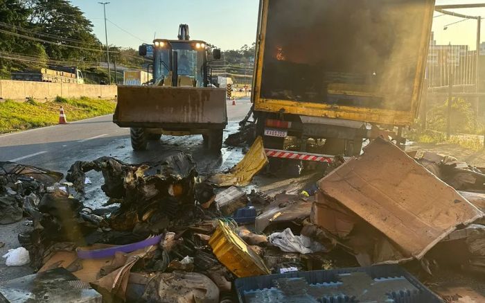 Ccarga destruída pelo fogo

 (Foto: Divulgação)