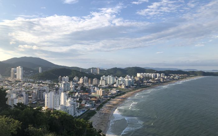 Polêmica da vez é que o documento desrespeitaria a delimitação prevista para a APA, deixando de fora o lado sul da orla e as morrarias do norte

 (Foto: João Batista)