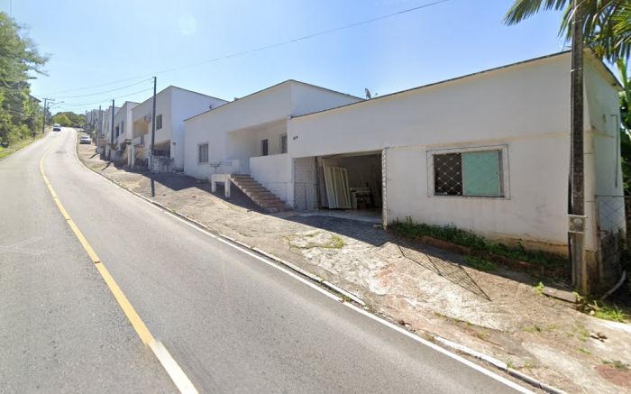 Imóveis ficam na rua Indonésia, na subida do morro do Cristo Luz
 (Foto: Reprodução)