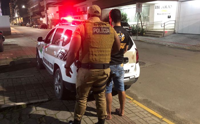 Homem drogado é preso depois de colocar fogo na própria casa (Foto: Divulgação)