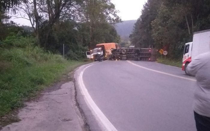 Acidente aconteceu na curva da banana às 6h40 (Foto: Divulgação)