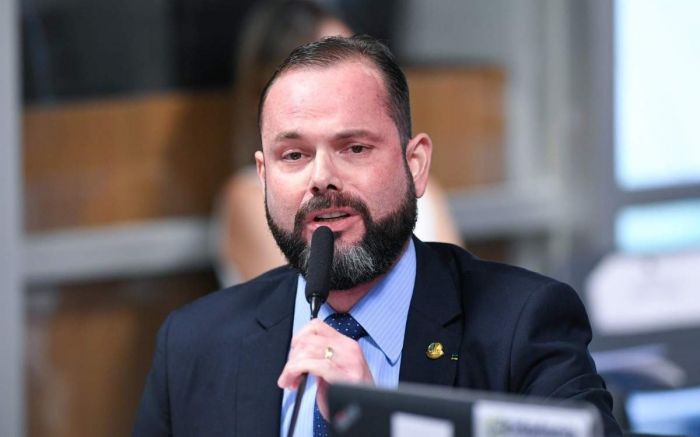 Aos prantos, Seif chamou general de covarde por não ter evitado os ataques às sedes dos três poderes em Brasília no início de janeiro
(Foto: Agência Senado)