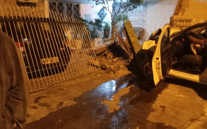 Acidente ocorreu na madrugada de sábado (Foto: Leitor)