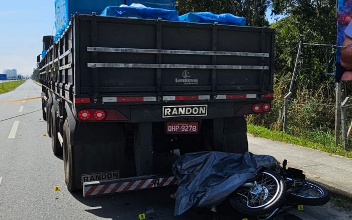 Acidente foi entre CG e caminhão Volvo 
(Foto: Divulgação)