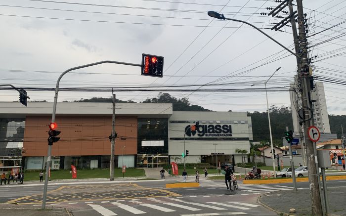 Codetran implantou sistema de sete sinaleiras no cruzamento da rodovia Osvaldo Reis, todas próximas ao Giassi (Foto: da redação)