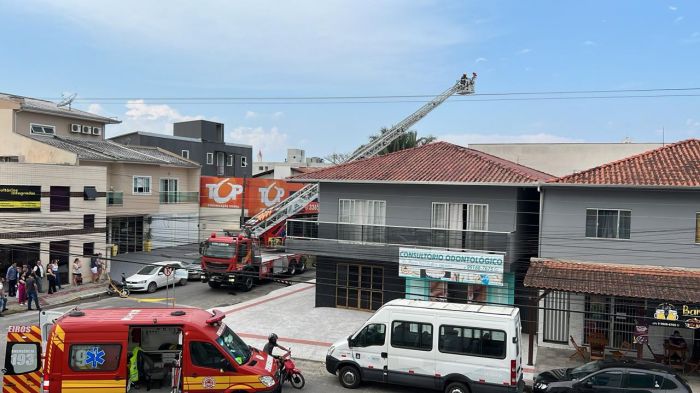 Chamas ficaram concentradas no segundo andar 
(foto: leitor)