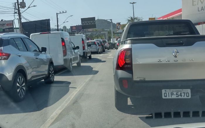 Acidente não deixou vítimas, mas atravancou a rodovia no sentido de Curitiba

 (Foto: Leitor Gabriel)