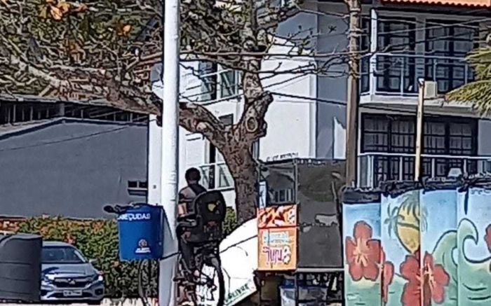 Morador denuncia ambulantes na praia de Cabeçudas (Foto: Reprodução)