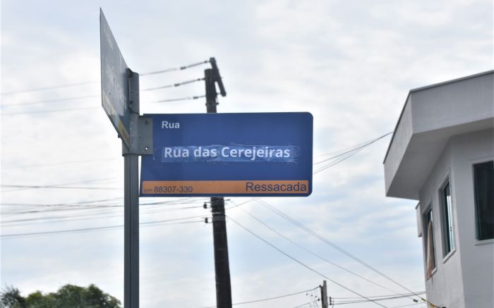 Os veradores Bruno da Saúde e Chris Stuart trocaram o nome da rua para homenagear um imigrante europeu, mas tiveram que voltar atrás depois da pressão dos moradoes