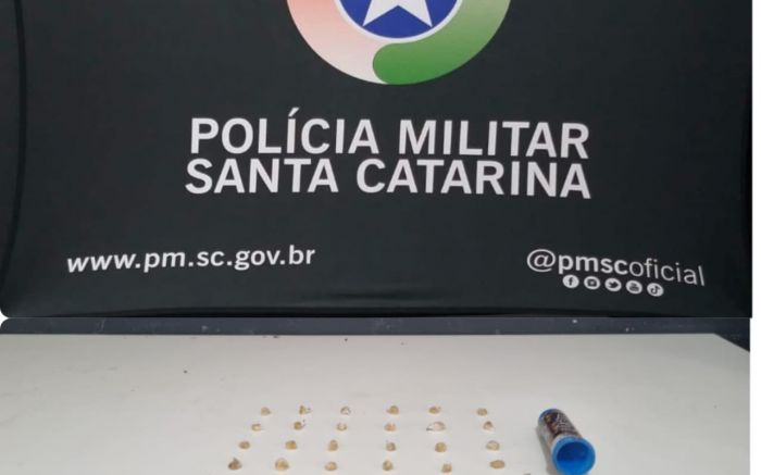 Traficante conhecido da polícia é preso vendendo crack no bairro Cordeiros (Foto: Divulgação)