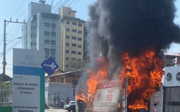 Fogo destruiu toda a ambulância do Samu
(foto: reprodução)