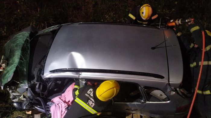 Quatro pessoas ficaram feridas no acidente entre  dois carros (Foto: Divulgação)