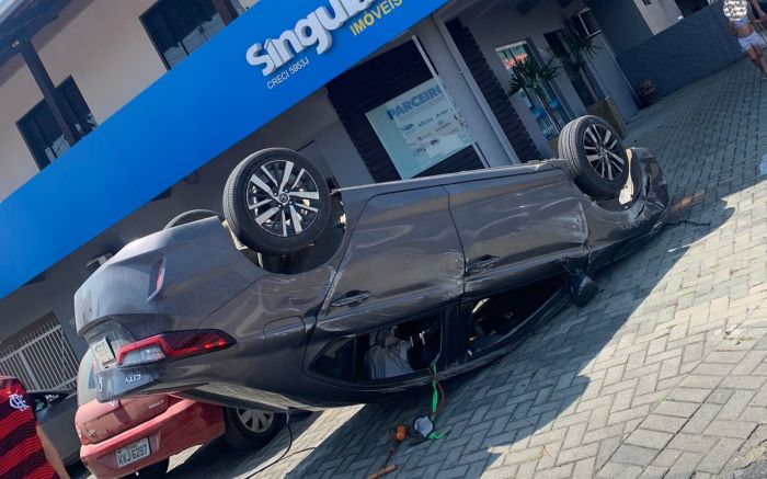 Motorista do Honda City teve um corte na cabeça (Foto: Leitor)