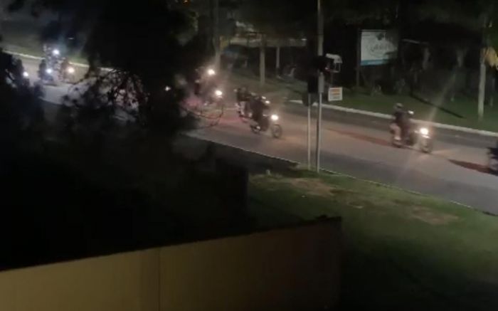 Câmeras de segurança flagraram grupo de mais de 50 motociclistas
(Foto: Reprodução)