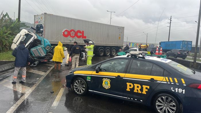 Carreta fez o “L” em cima da pista principal 
(Foto: Leitor)