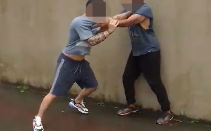 Povão cercou o homem, que conseguiu fugir, até que foi pego pela PM
(Foto: reprodução)