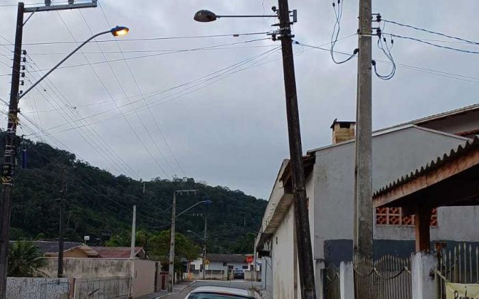 Celesc informou que deve fazer os reparos da estrutura em breve 
(foto: leitor)