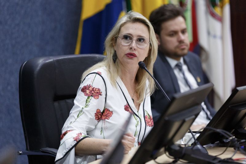 Vereadora Anna Carolina discursa em tom de crítica à decisão da Prefeitura na 54ª Sessão Ordinária, que ocorreu nesta quinta-feira, 31. (Foto: Davi Spuldaro/Câmara de Vereadores de Itajaí)