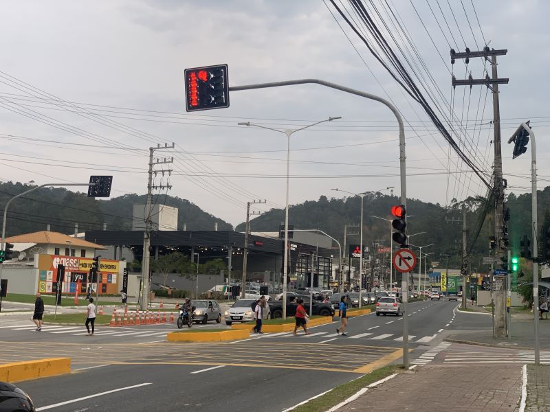 Sinal vermelho leva dois minutos pra abrir