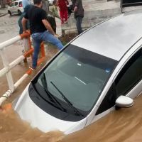 Vídeo: Mulher cai com carro dentro de vala em Camboriú  