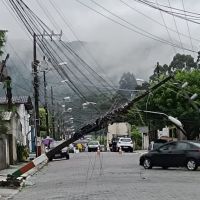 Vídeo: Poste cede e cai em cima de carro em Camboriú  