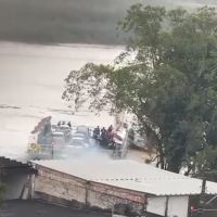 Força da correnteza arrasta balsinha 