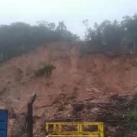 Urgente: Defesa Civil atende desmoronamento no bairro Santa Regina  