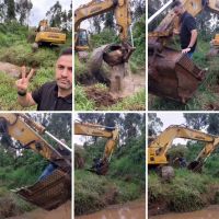 Vereador faz pose na concha da retroescavadeira durante vídeo das cheias