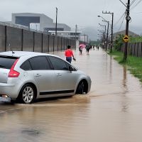 Defesa Civil faz mutirão para resgate de pessoas em áreas de risco de Itajaí  