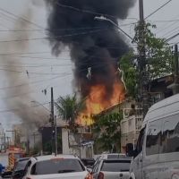 Fogaréu destrói casa no bairro dos Municípios 