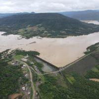 Barragem de José Boiteux tem uma comporta aberta