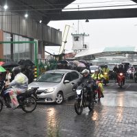 Ferry para uma das balsas e filas bombam 