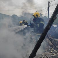 Incêndio destrói casa de madeira no Nilo Bittencourt