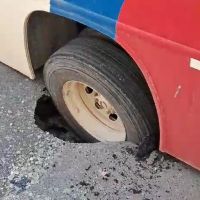 Ônibus afunda em buraco no centro 