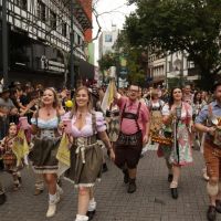 Chuvas fortes cancelam o último desfile da Oktoberfest