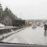 Tombamento de carreta causou filas de 8 km na BR 101