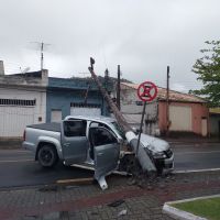 Carro bate em poste e causa apagão em BC