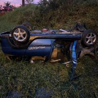 Duas pessoas ficam feridas após Peugeot capotar em vala perto do Beto Carrero