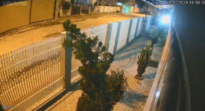 Atirador estava perseguindo vítima e disparou três vezes
(Foto: Divulgação)