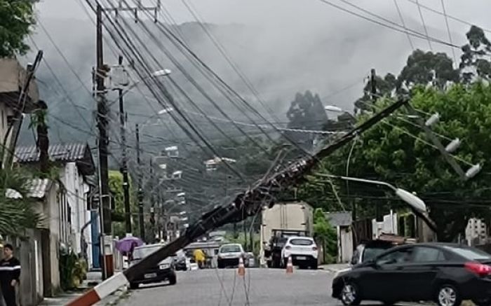 Queda ocorreu na rua Rufino Olegário (Foto: Leitor)