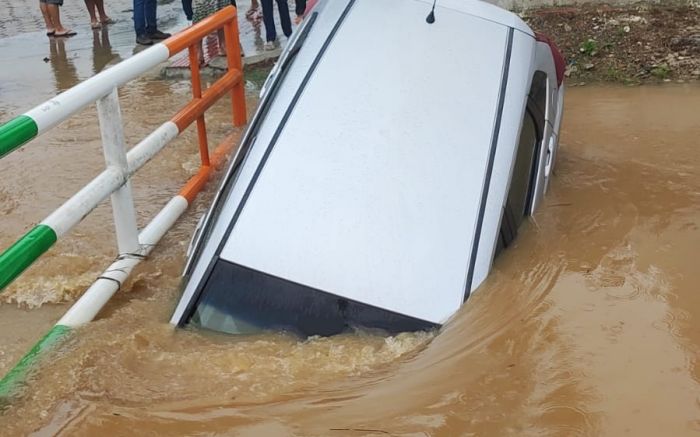 Motorista cai com carro em vala em Camboriú (Foto: Divulgação)