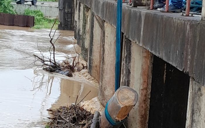 Semasa retira entulhos que estão represando na barragem do Itajaí-mirim