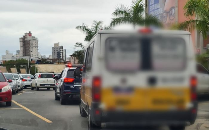 Van com 14 pessoas foi flagrada em frente ao local de votação 

(Foto: Divulgação)