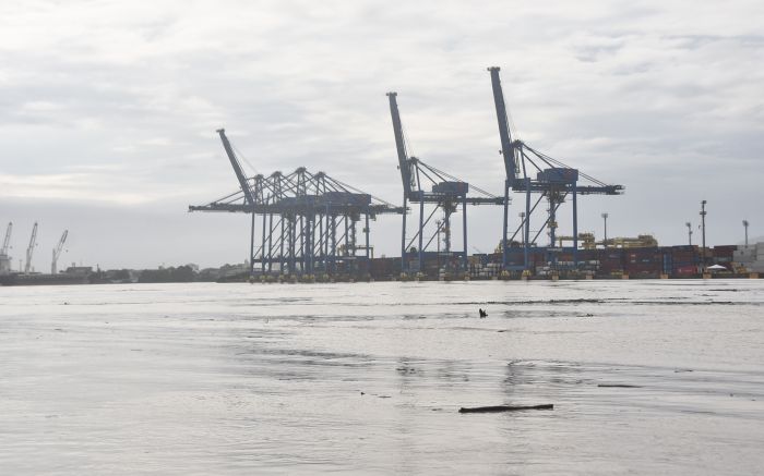 Sete navios aguardam pra entrar no complexo; ferry-boat funciona normalmente (Foto: João Batista)