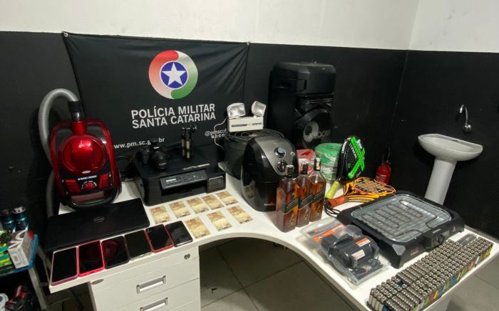 Casal que recomprava bagulhada roubada é preso (Fotos: Divulgação/Polícia Militar de Itajaí)