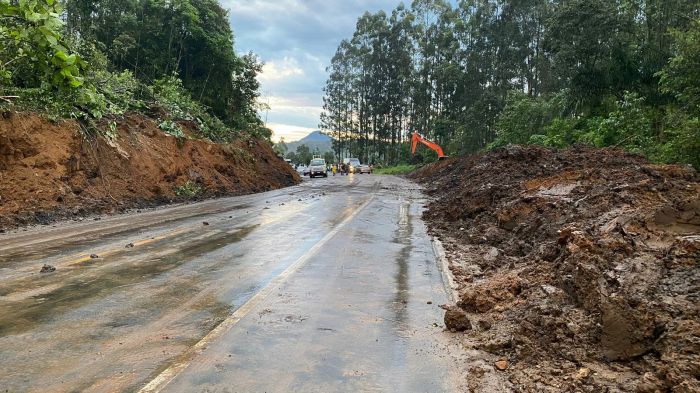 Trecho em Pouso Redondo havia sido bloqueado após escorregamento (Foto: PRF)